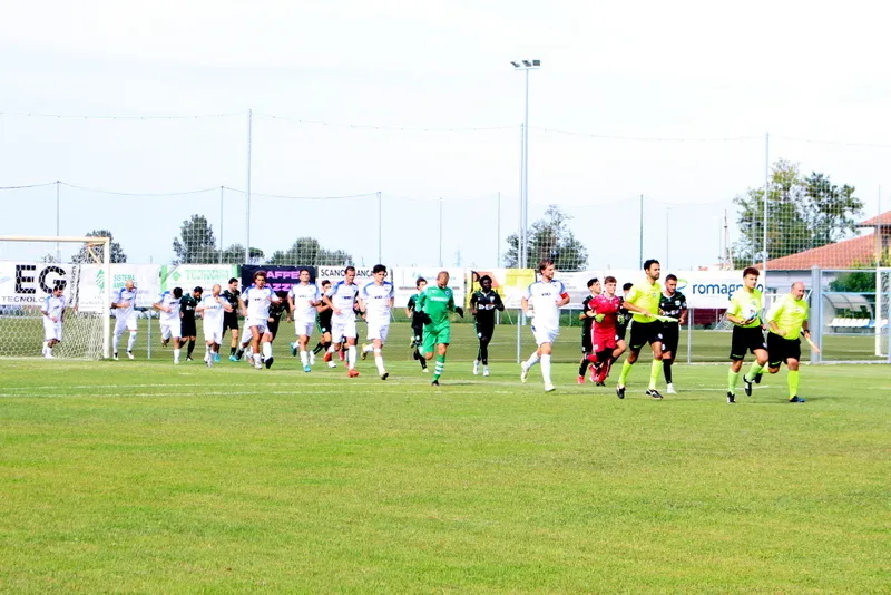 Le due squadre e la terna arbitrale entrano sul terreno di gioco