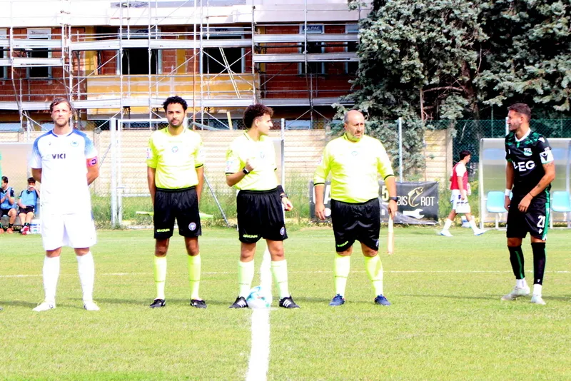 I capitani delle due squadre con gli arbitri a centrocampo